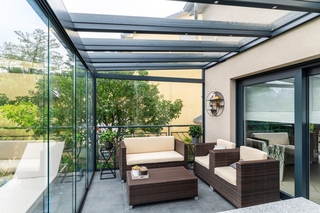 auvent traditionnel sur terrasse chassis coulissant lumiere vitre metzger luxembourg (3)