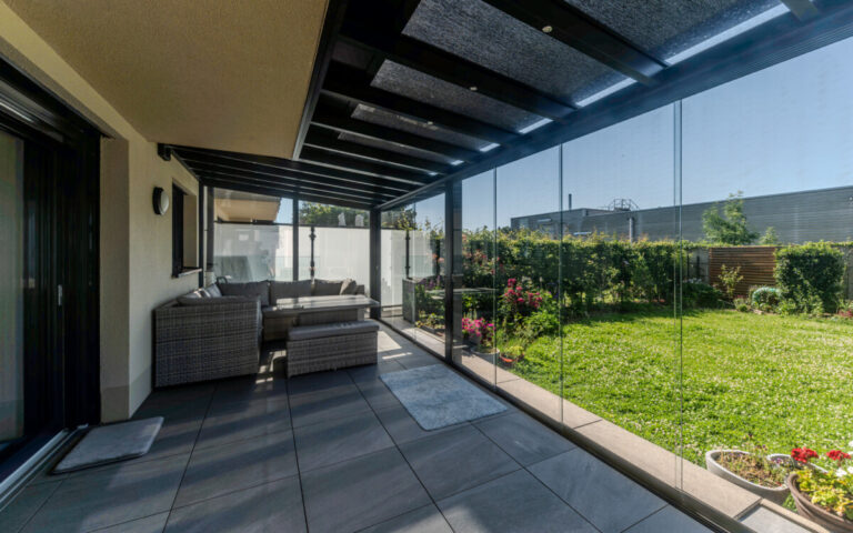 Intérieur d’un jardin d’hiver Metzger à Yutz avec store de toiture