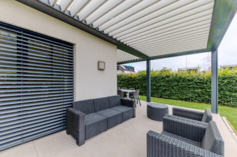 pergola bioclimatique aluminium lames orientables salon extérieur canapé terrasse jardin metzger thionville