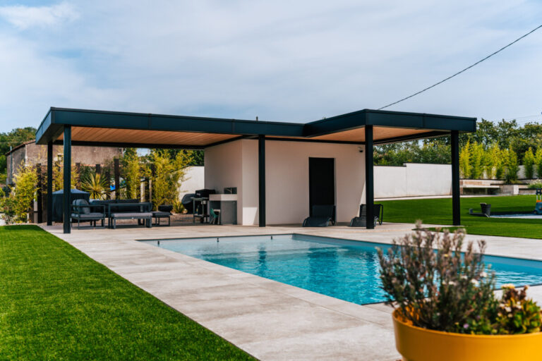Pool house moderne en aluminium Metzger avec terrasse et piscine
