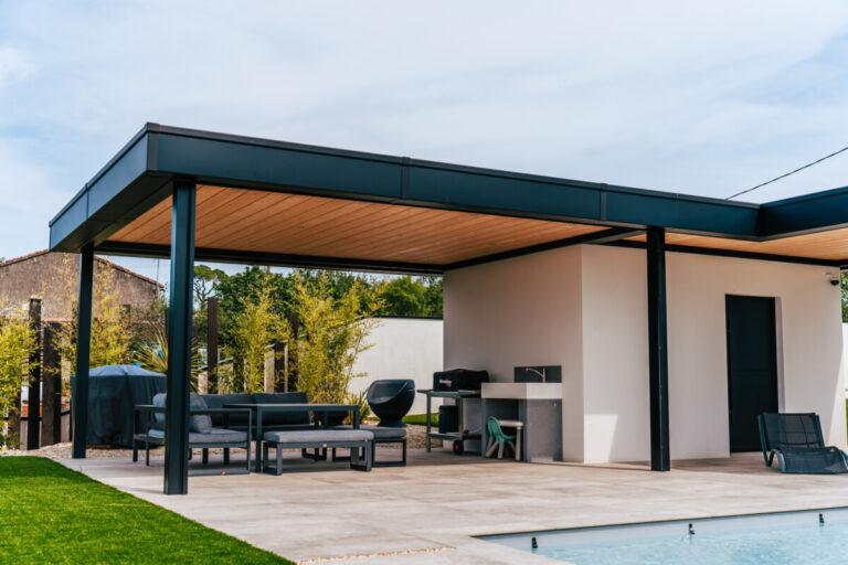 Pool house Metzger avec espace barbecue, mobilier d’extérieur et toit plat en aluminium