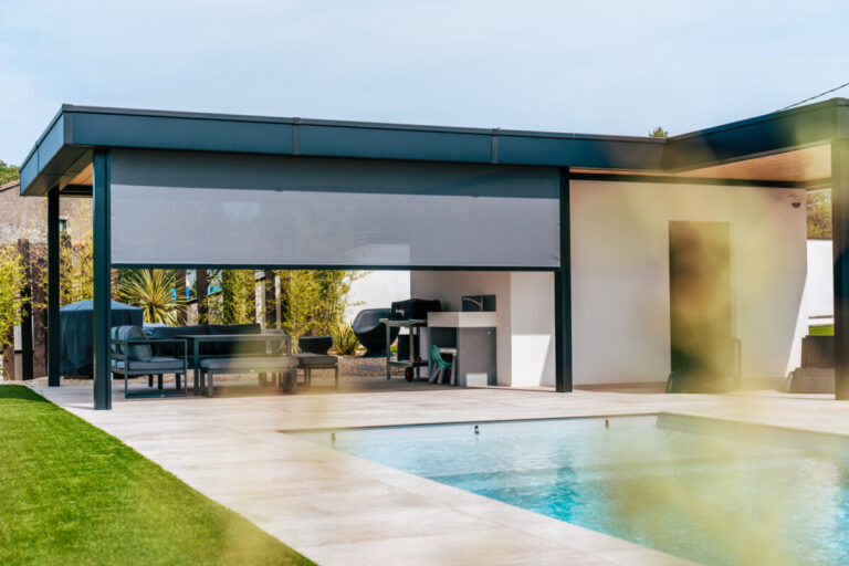 Pool house Metzger avec store vertical motorisé intégré
