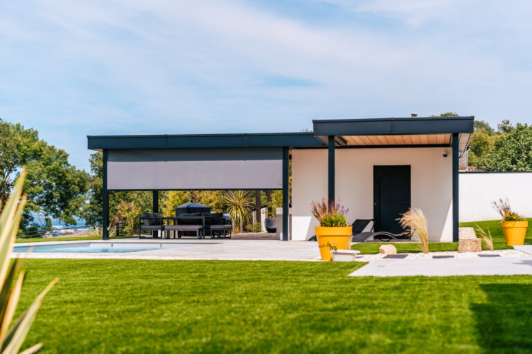 Pool house Metzger avec façade épurée et jardinières jaunes