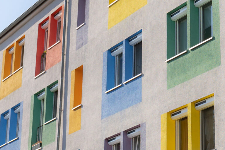 Volets roulants solaires Metzger sur façade d'immeuble coloré à Metz