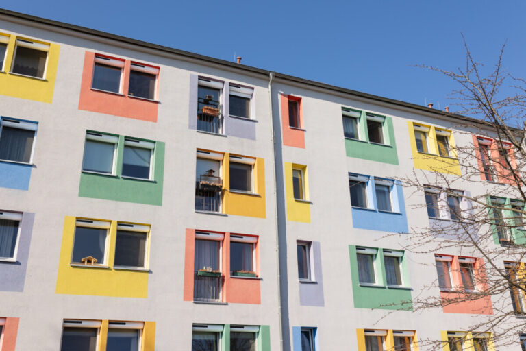 Volets roulants solaires Metzger sur façade colorée à Metz