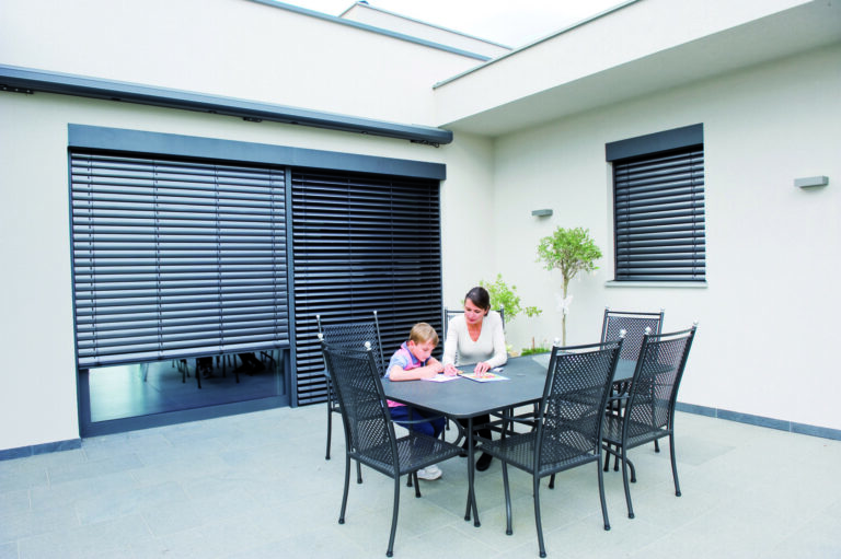 Brise-soleil orientable sur façade de maison à Woippy.
