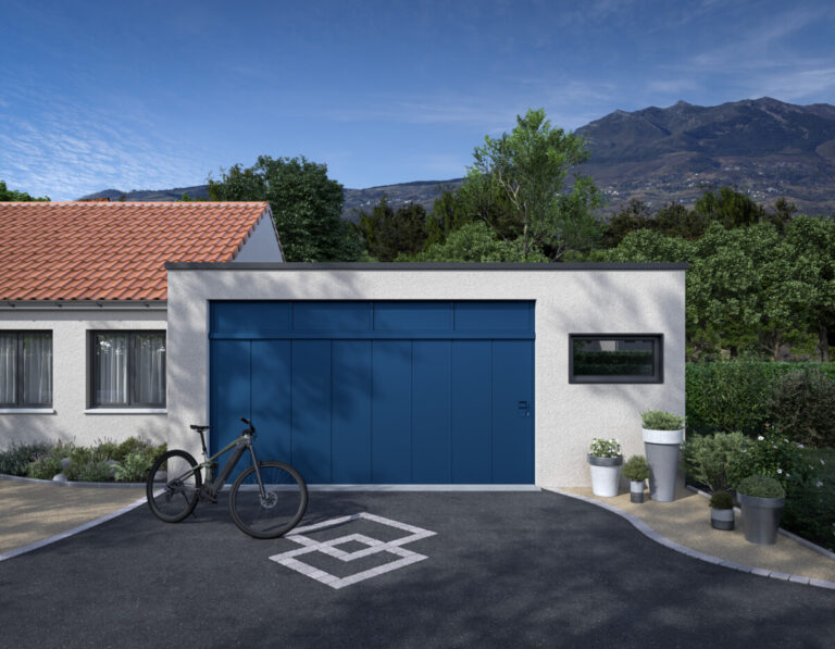 Porte de garage sectionnelle latérale bleue avec imposte pleine, Metzger à Lunéville
