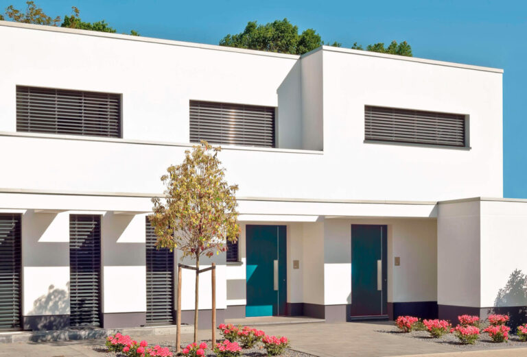 Porte aluminium contemporaine bleue et vitrage vertical, Metzger Verdun.