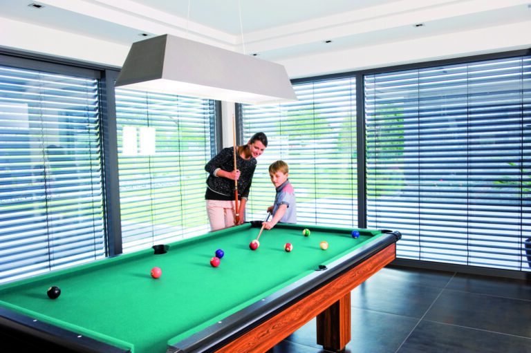 Brise-soleil motorisé en aluminium Metzger installé à Forbach.