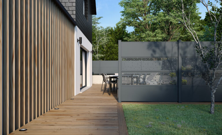 Claustra aluminium Metzger moderne gris foncé sur terrasse à Thionville