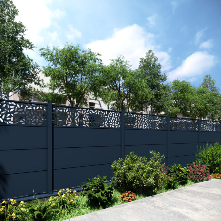 Claustra aluminium graphique sur terrasse bois à Longwy