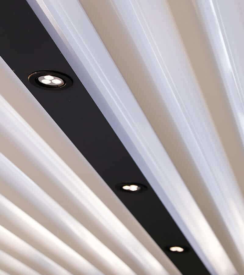 Les spots LED sont un éclairage idéal pour une pergola | Source photo