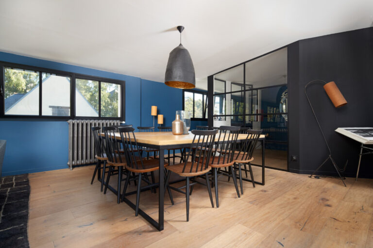 Intérieur contemporain avec grande fenêtre oscillo-battante en aluminium Metzger à Thionville