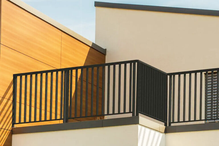 garde-corps barreaudé en aluminium sur balcon contemporain en Lorraine