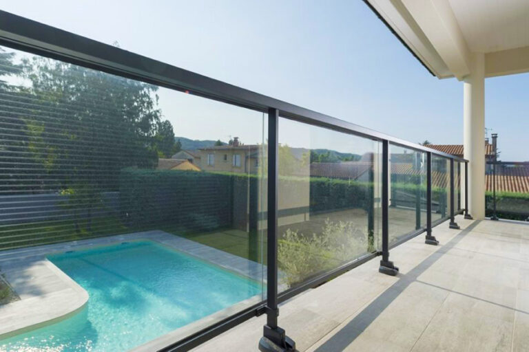 garde-corps vitré en aluminium sur terrasse avec vue à Laxou