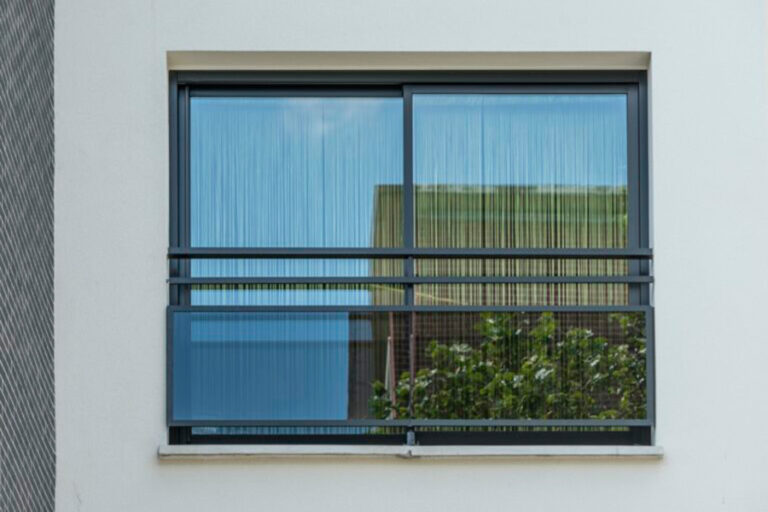 garde-corps vitré aluminium sécurisant pour fenêtre en façade à Metz
