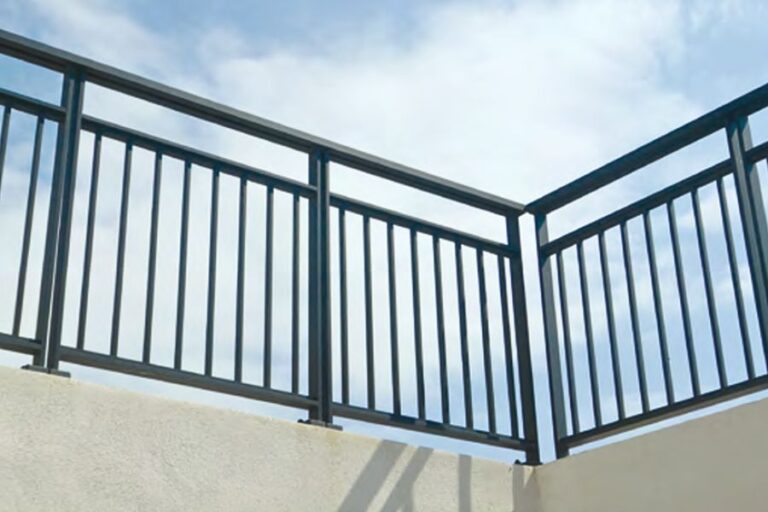 garde-corps barreaudé en aluminium sur balcon d’immeuble en Lorraine