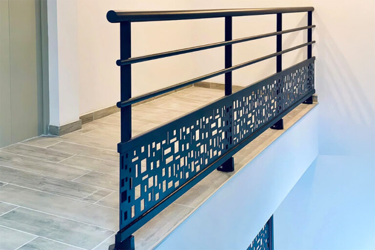 garde-corps aluminium intérieur avec tôle décorative perforée à Pulnoy
