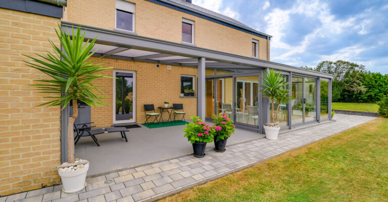 Extension maison avec véranda en aluminium gris et pergola Metzger