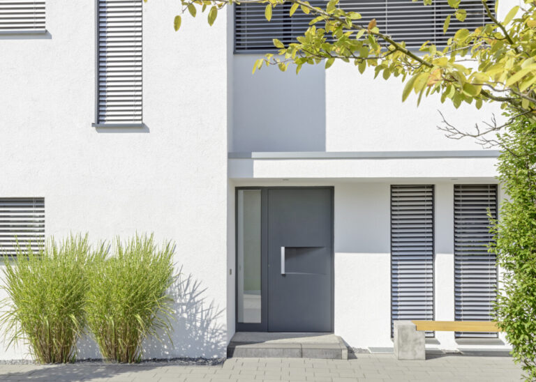 Porte d’entrée avec tierce design en aluminium gris anthracite, Metzger à Metz.