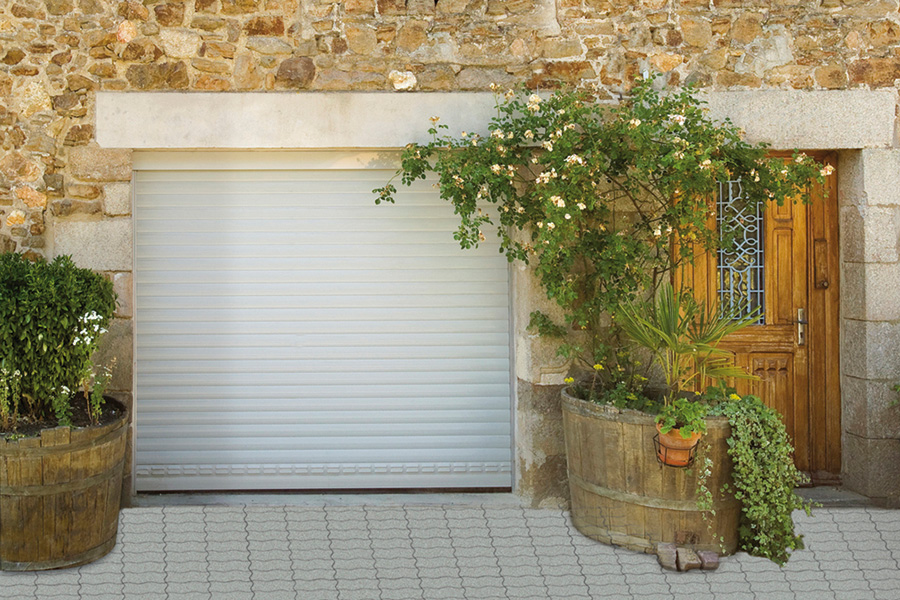 porte-de-garage-metzger-a-enroulement-blanche-isolante-motorisee-lorraine