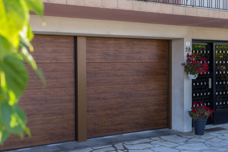 Porte sectionnelle finition chêne doré, imitation bois, à Forbach.