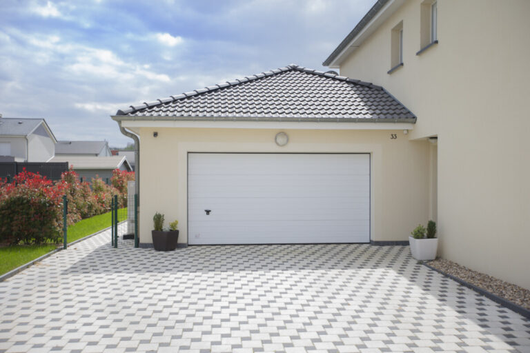 Porte sectionnelle blanche, installée à Yutz, motorisation intégrée.