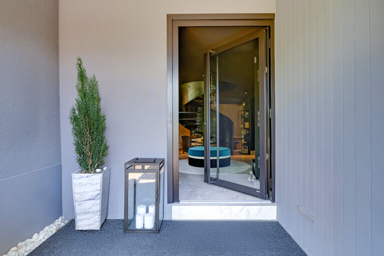 Porte d’entrée vitrée avec ouverture pivotante Metzger au Luxembourg