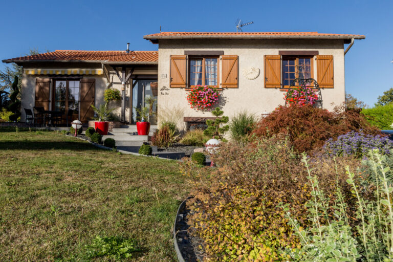 Pose de volets battants isolants sur fenêtres oscillo-battantes en PVC imitation bois sur une maison de campagne en Lorraine.