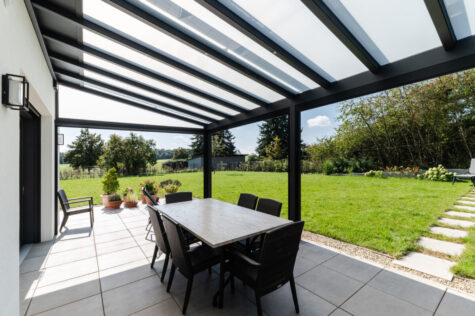 pergola traditionnelle aluminium adossée toiture vitrage table repas terrasse jardin metzger lorraine.