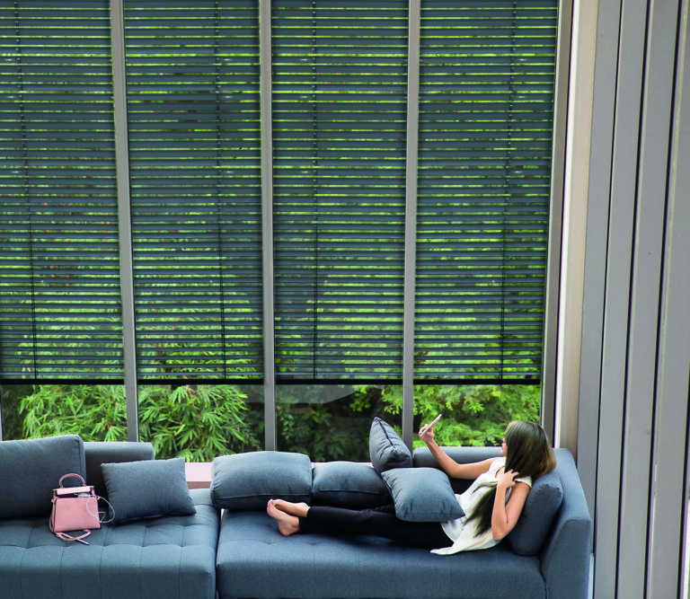 Brise-soleil orientable Metzger sur façade à Ars-sur-Moselle.