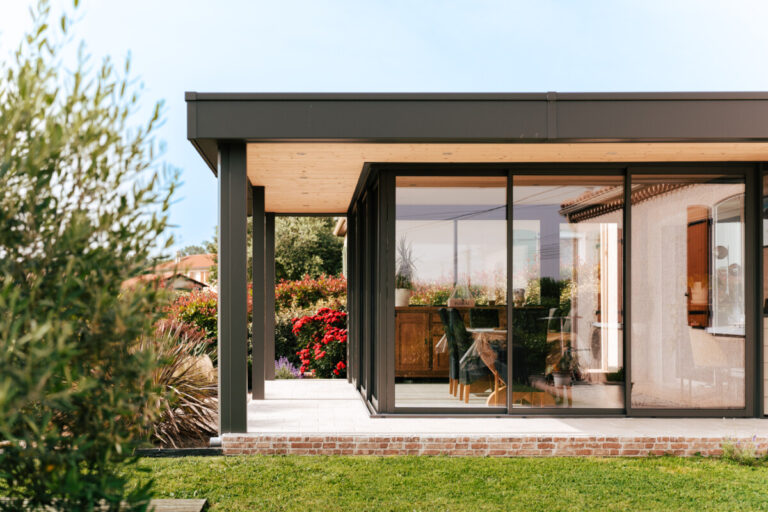 Extension aluminium Metzger Transition avec vitrage toute hauteur et toit débordant