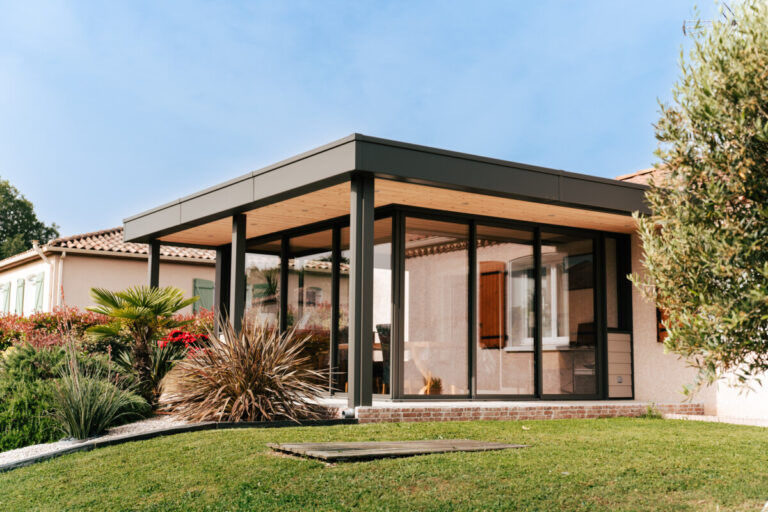 Intérieur d’extension aluminium Metzger avec ouverture d’angle vitrée et plafond bois