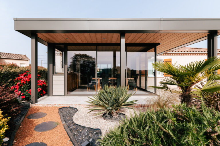 Entrée d’extension Metzger Transition avec baie vitrée et terrasse paysagée