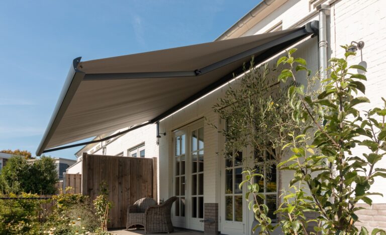 Store banne extérieur motorisé Metzger pour confort d’été à Essey-lès-Nancy