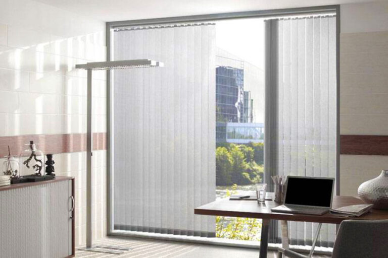 Store intérieur à lamelles verticales claires Metzger dans un bureau professionnel à Jarny