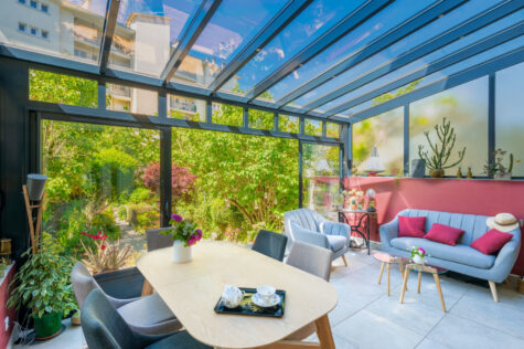 Une véranda contemporaine qui ouvre la maison sur le jardin à Nancy