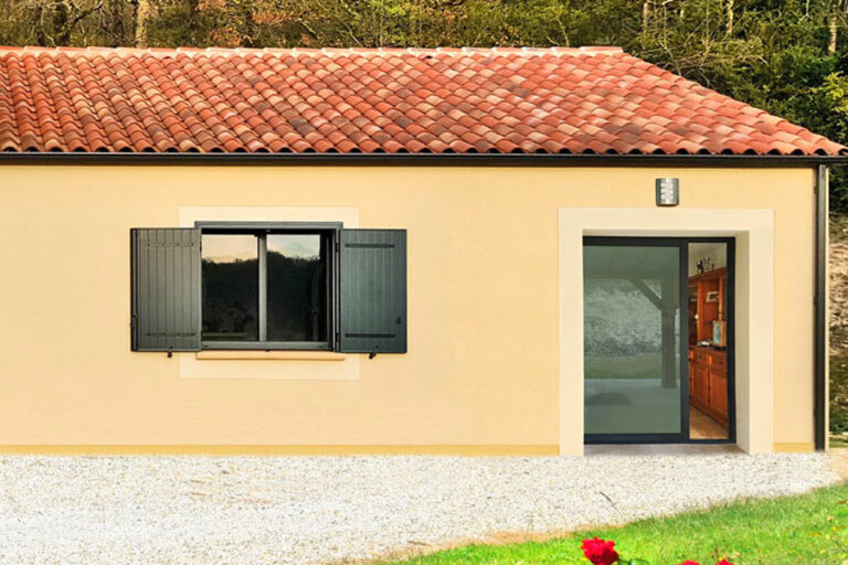 Volet battant moderne en aluminium gris avec lames verticales et précadre