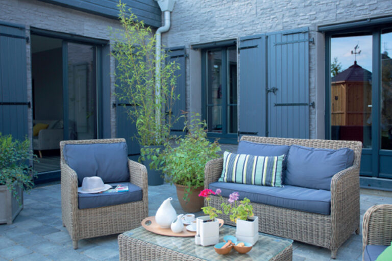 Volets battants aluminium gris protégeant la baie vitrée des UV à Maxéville